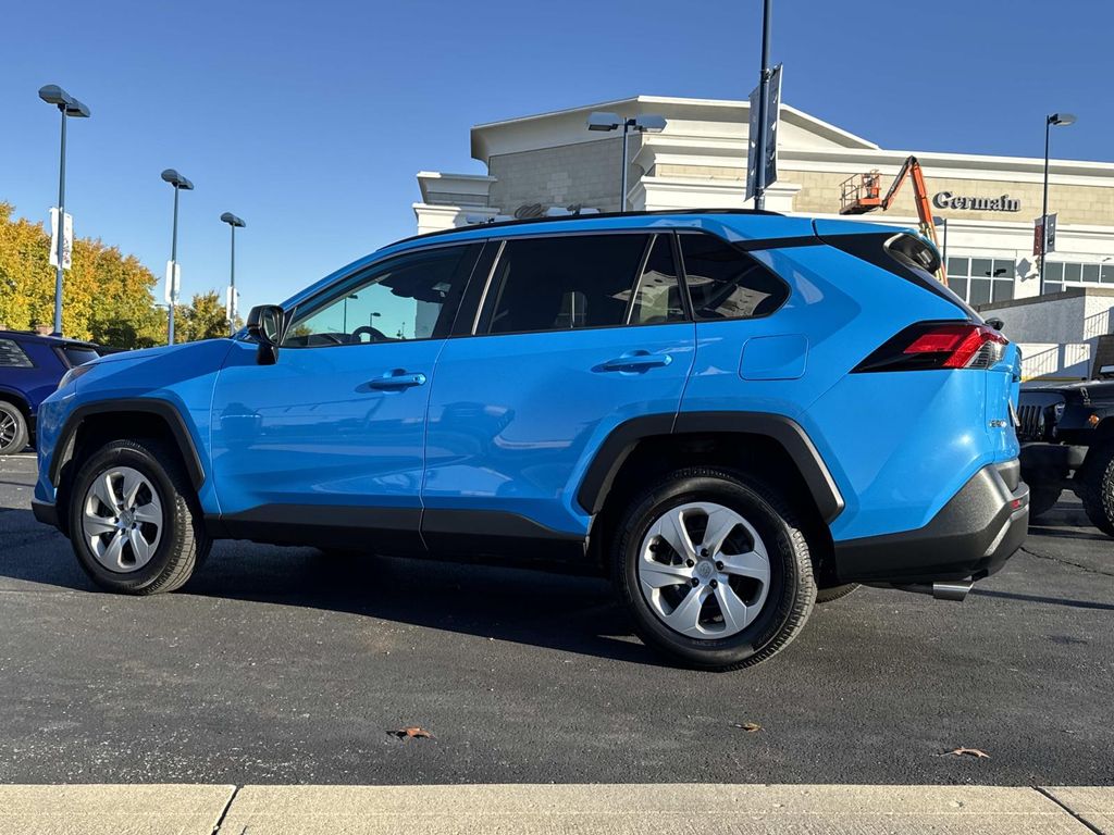 2019 Toyota RAV4 LE photo 2