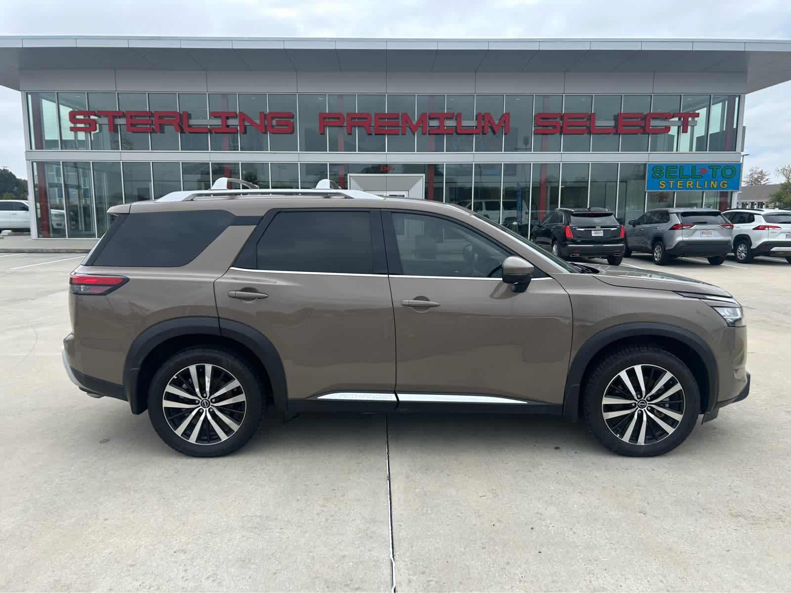 2024 Nissan Pathfinder Platinum's photo