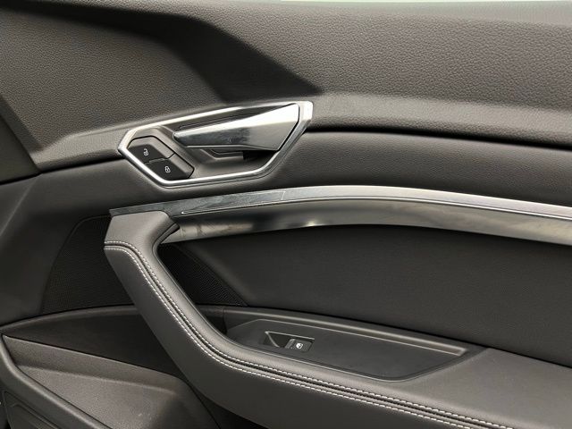 2022 Audi e-tron Premium photo 14