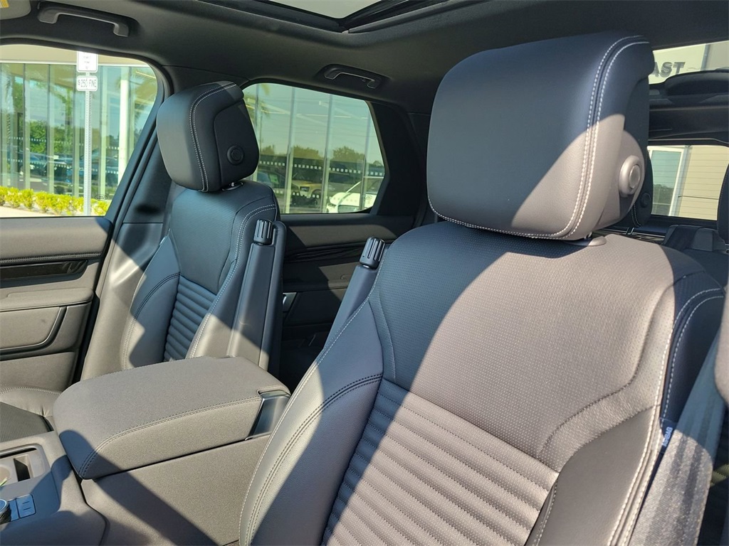 2025 Land Rover Discovery S photo 24