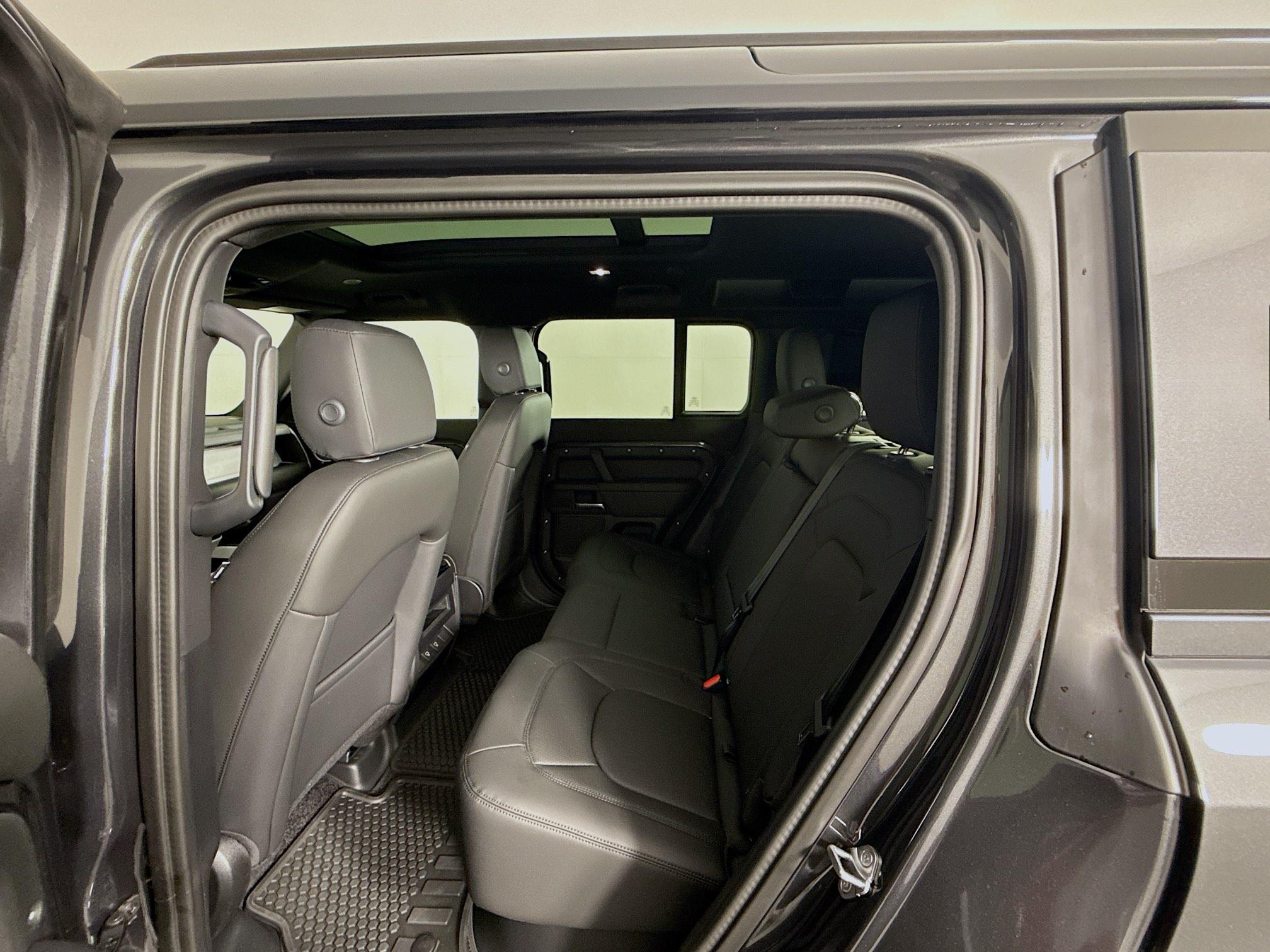 2025 Land Rover Defender 110 S photo 15