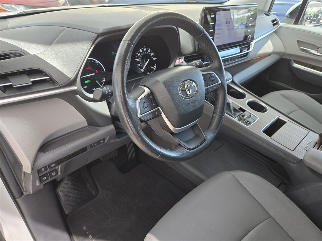 2024 Toyota Sienna XLE photo 10