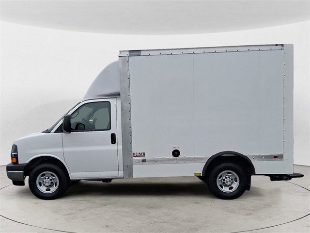 2024 Chevrolet Express Cutaway 3500 photo 2