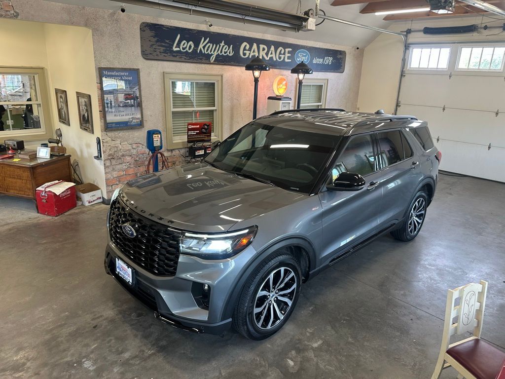 2025 Ford Explorer ST-Line photo 2