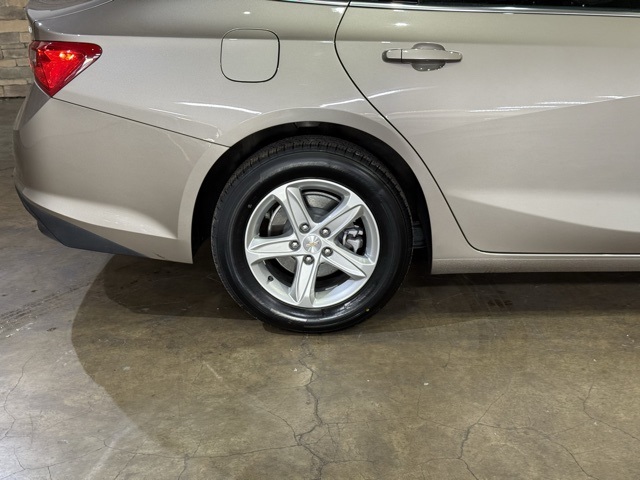 2024 Chevrolet Malibu 1LT photo 2