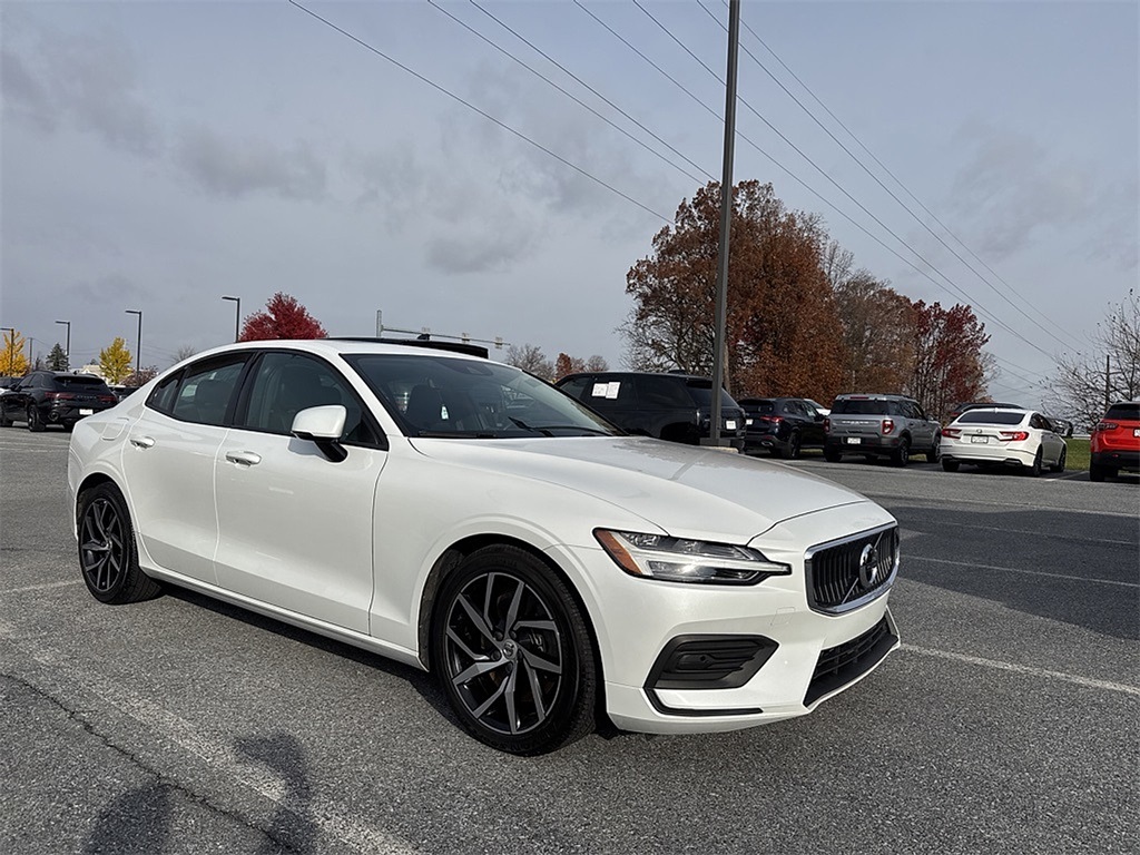 2020 Volvo S60 T6 Momentum photo 2