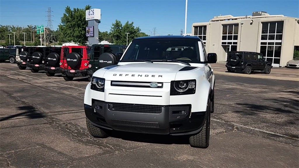 2025 Land Rover Defender 110 V8 photo 2
