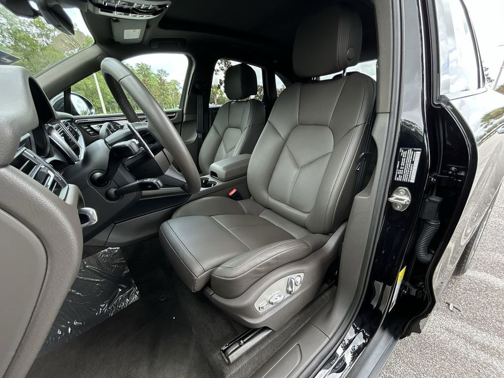 2025 Porsche Macan Base photo 13