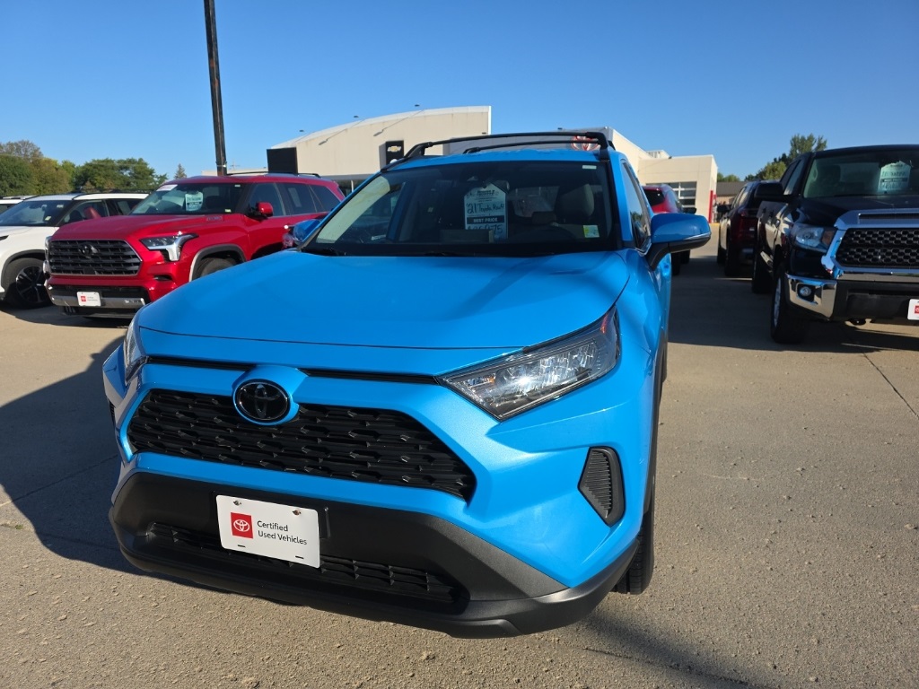 2021 Toyota RAV4 LE's photo
