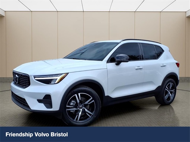 2026 Volvo XC40 Core's photo