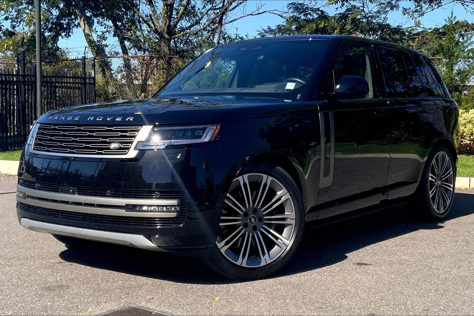 2025 Land Rover Range Rover SE's photo