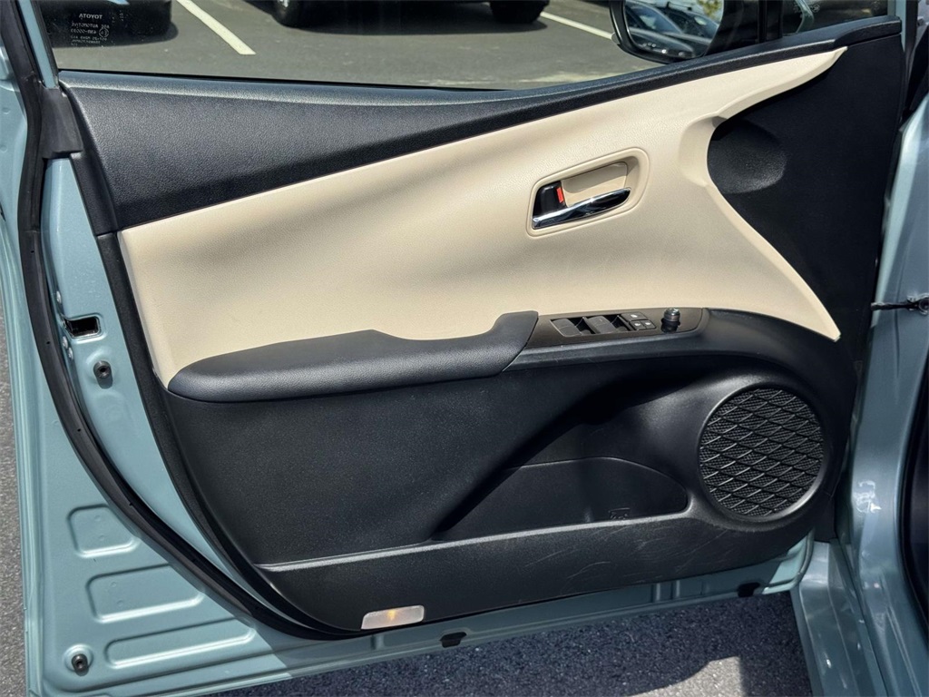 2021 Toyota Prius LE photo 26