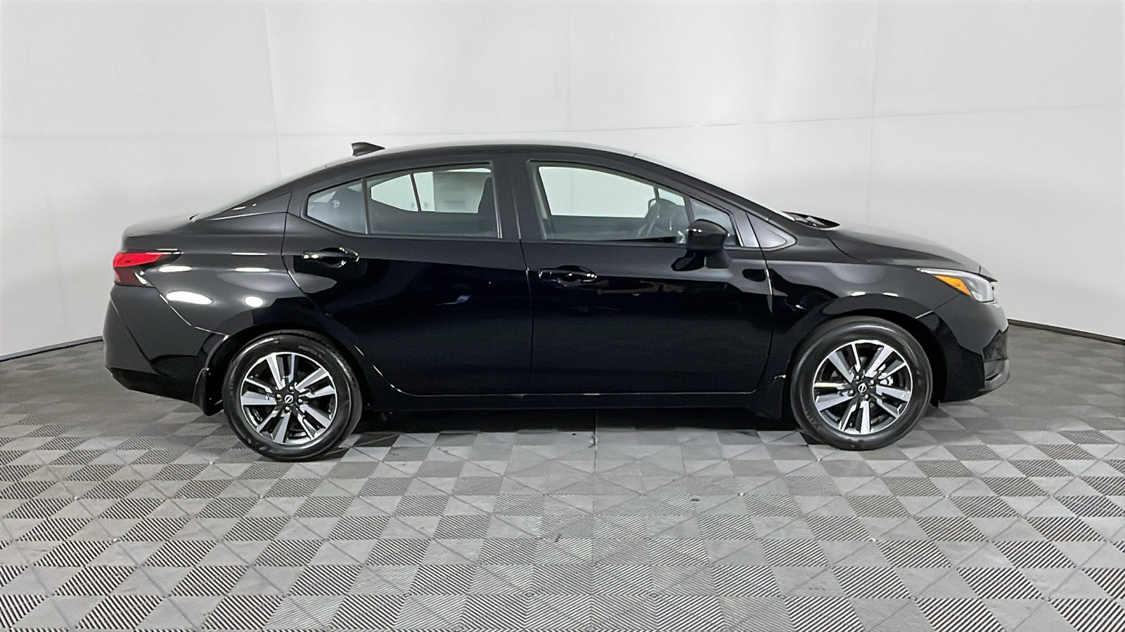 2025 Nissan Versa SV photo 3