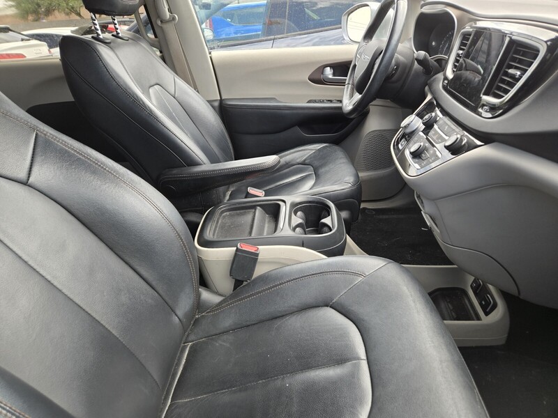 2017 Chrysler Pacifica Touring L photo 4