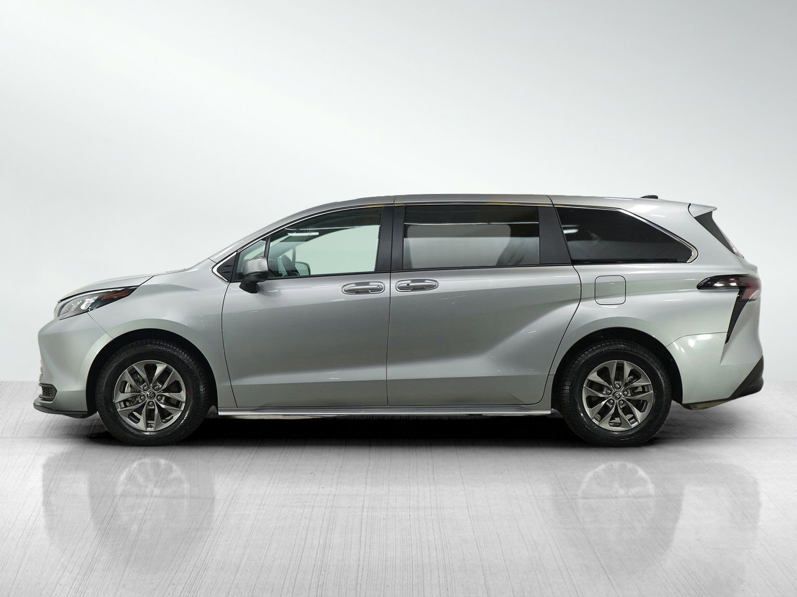 Used 2024 Toyota Sienna LE with VIN 5TDKRKEC1RS192987 for sale in Bloomington, Minnesota