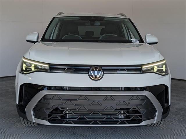 2025 Volkswagen Taos SE photo 3