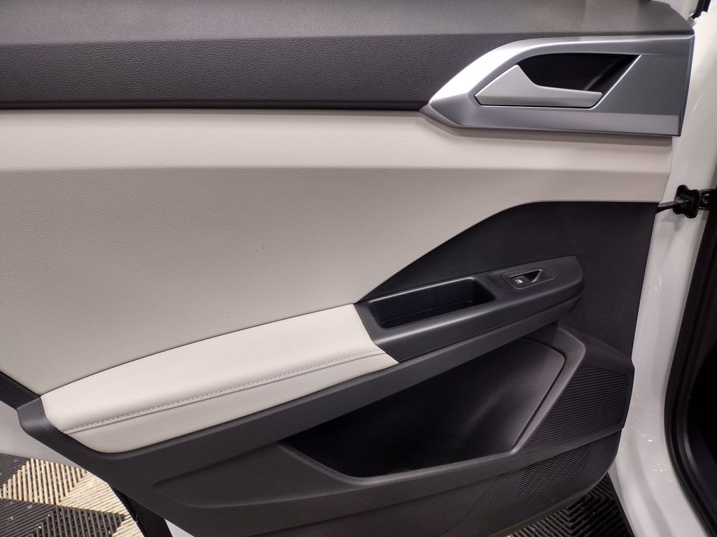 2025 Volkswagen Taos SE photo 17