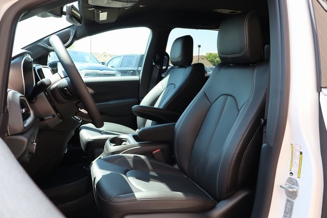 2025 Chrysler Pacifica photo 10