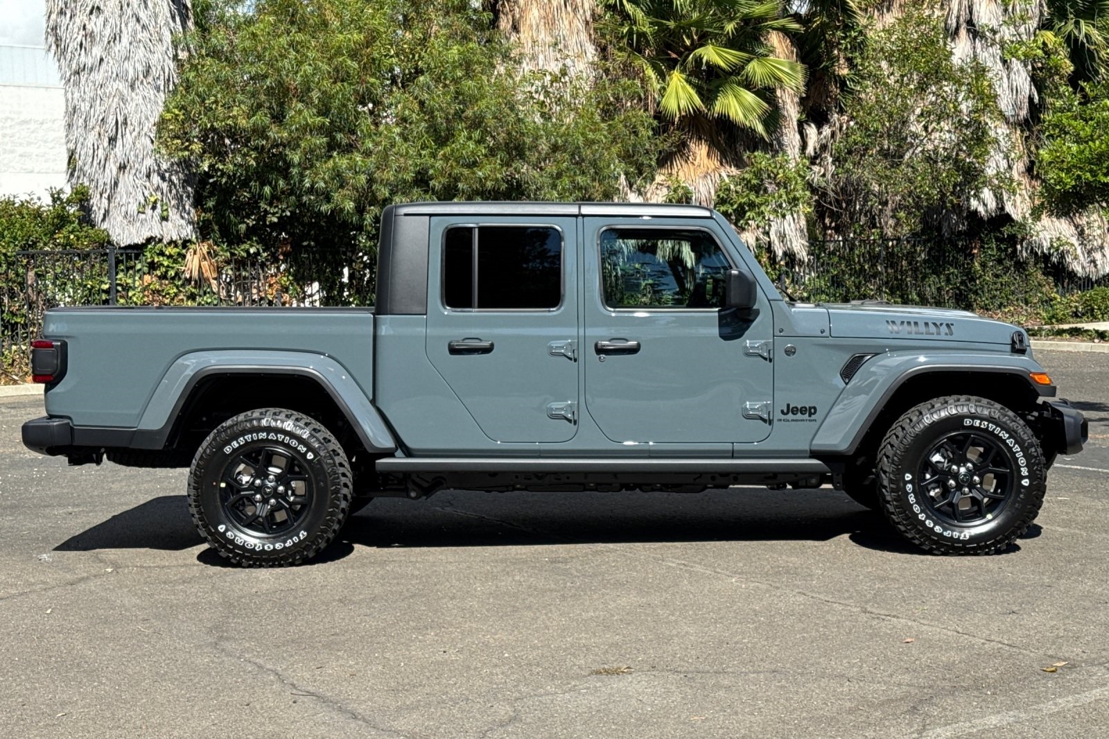 2025 Jeep Gladiator Willys photo 2