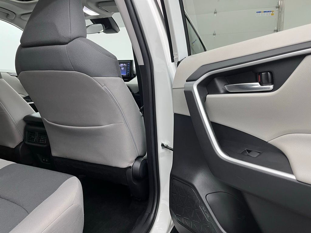 2021 Toyota RAV4 XLE photo 23