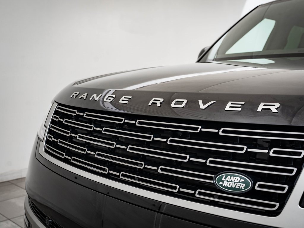 2025 Land Rover Range Rover SE photo 3