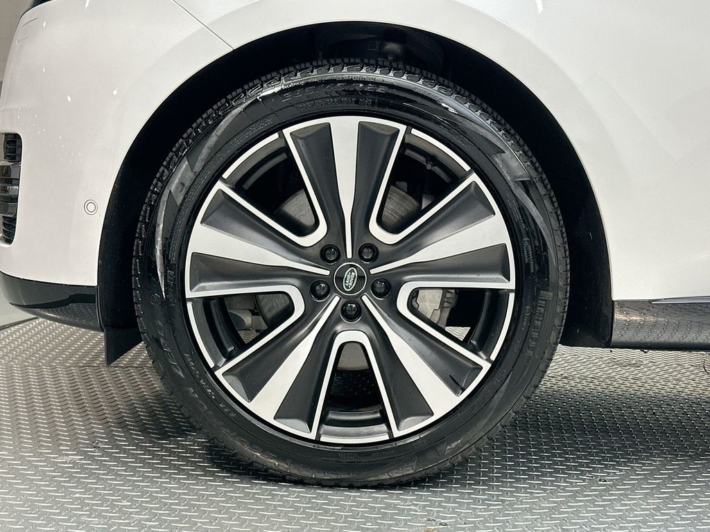 2024 Land Rover Range Rover SE photo 4