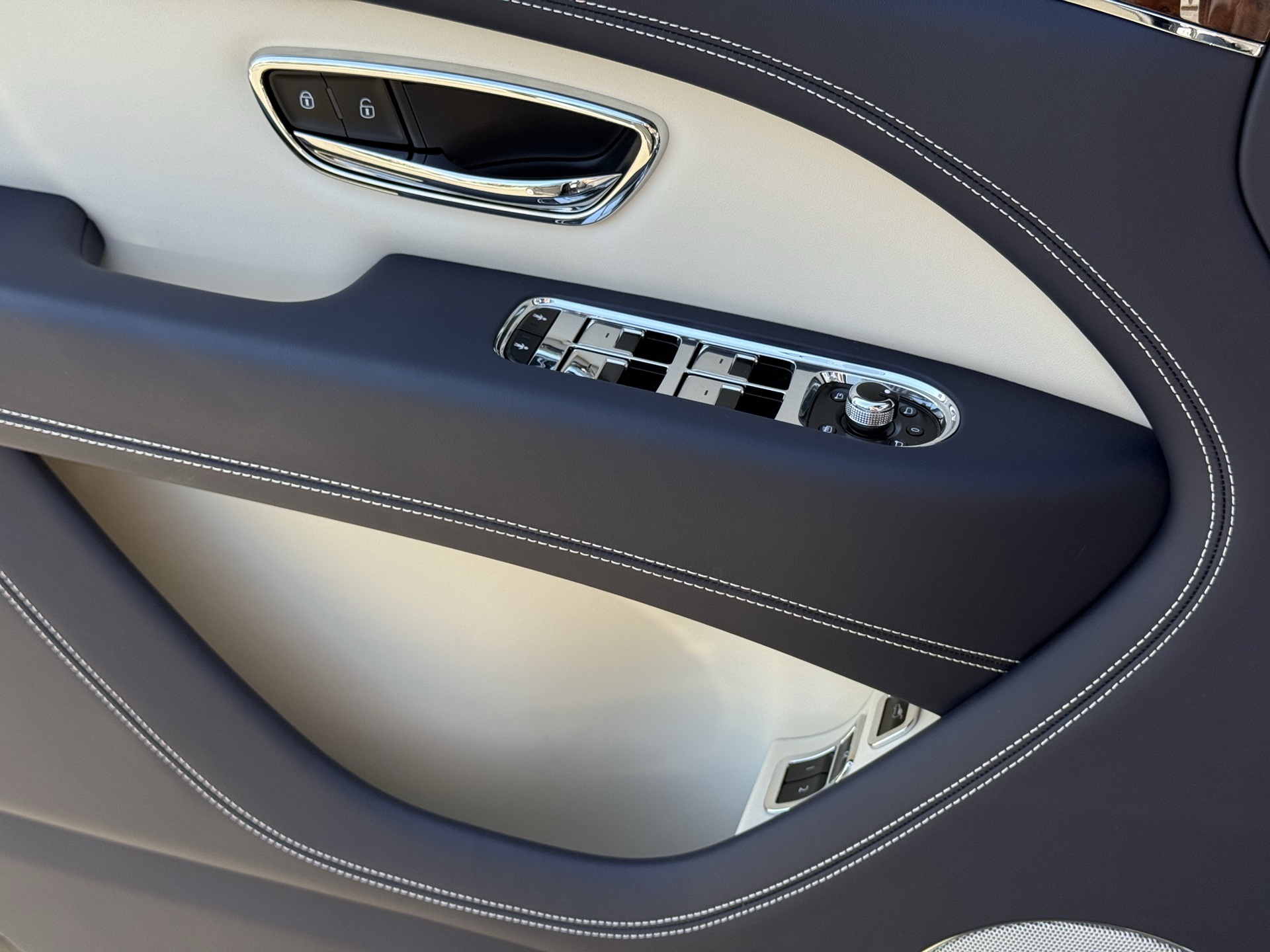 2024 Bentley Bentayga V8 photo 25