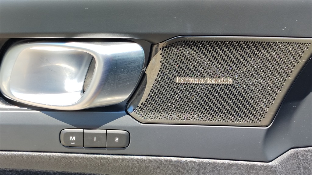 2023 Volvo XC40 Recharge Ultimate photo 9