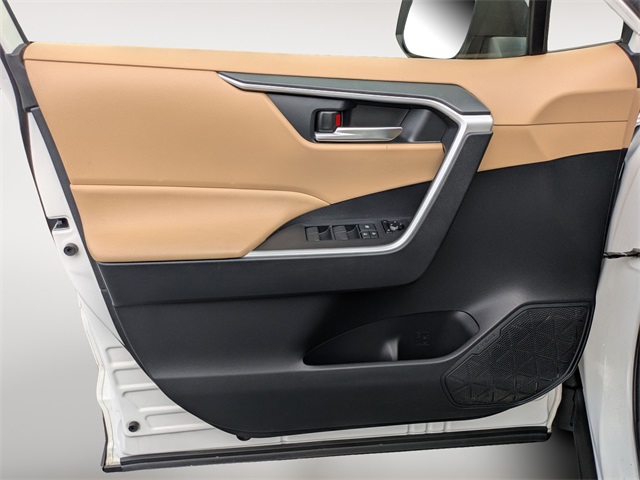2019 Toyota RAV4 Hybrid XLE photo 10