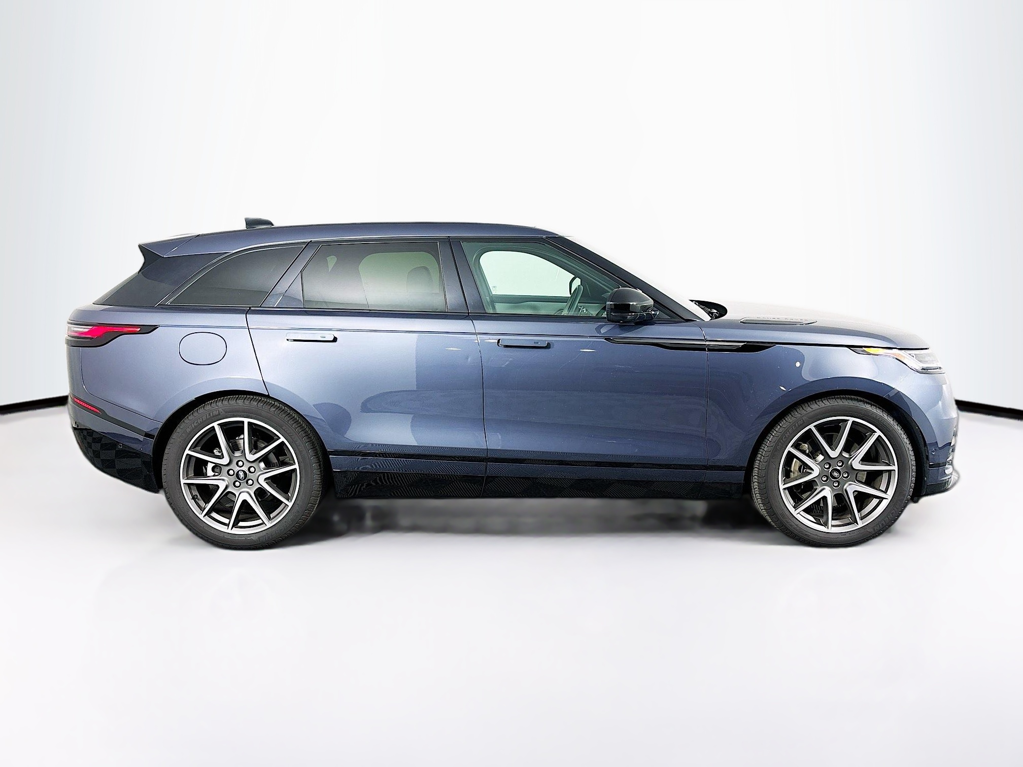 2026 Land Rover Range Rover Velar SE photo 4