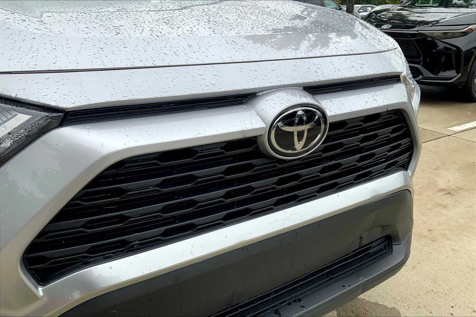 2024 Toyota RAV4 XLE photo 28