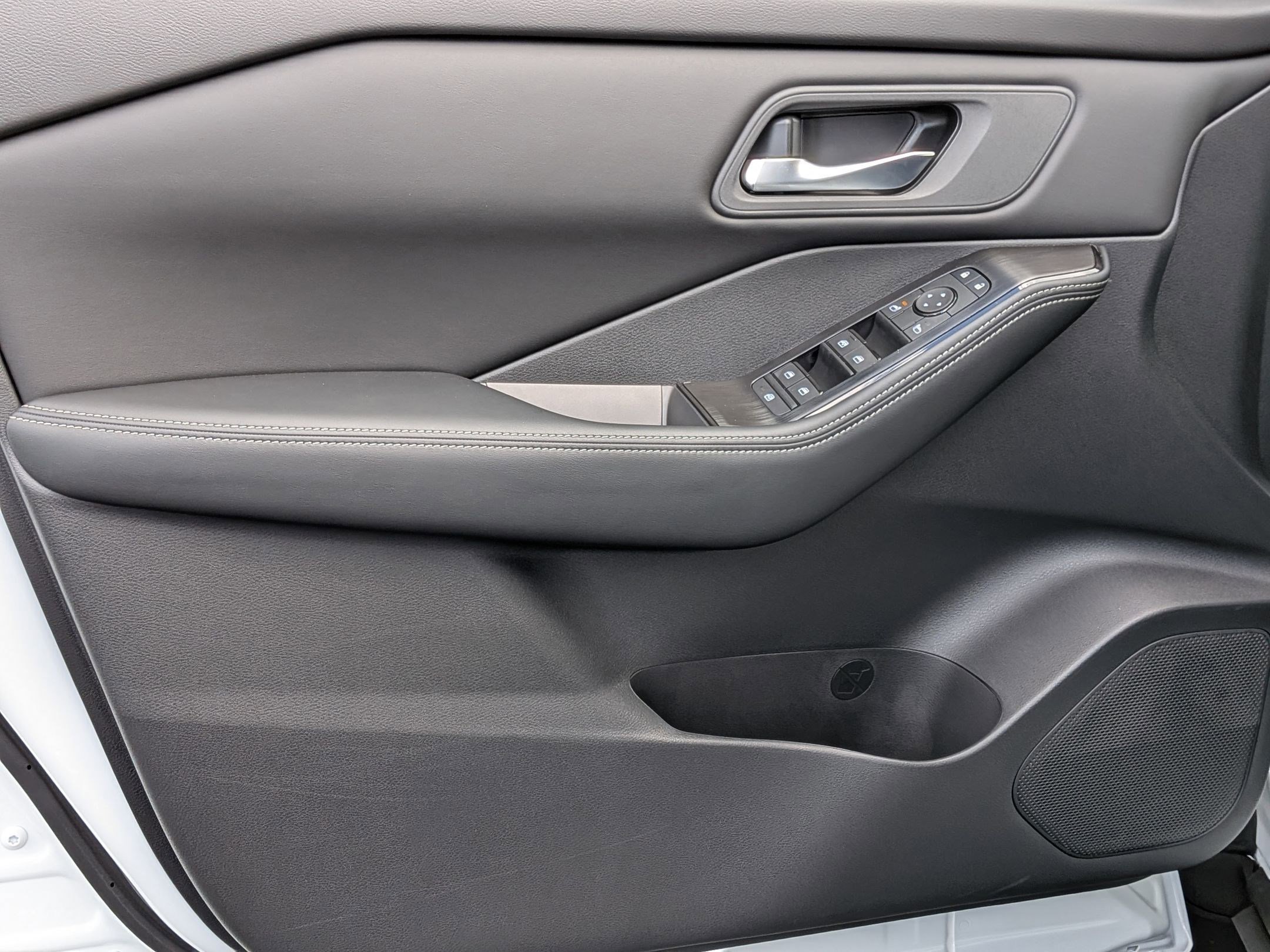 2026 Nissan Rogue SV photo 10