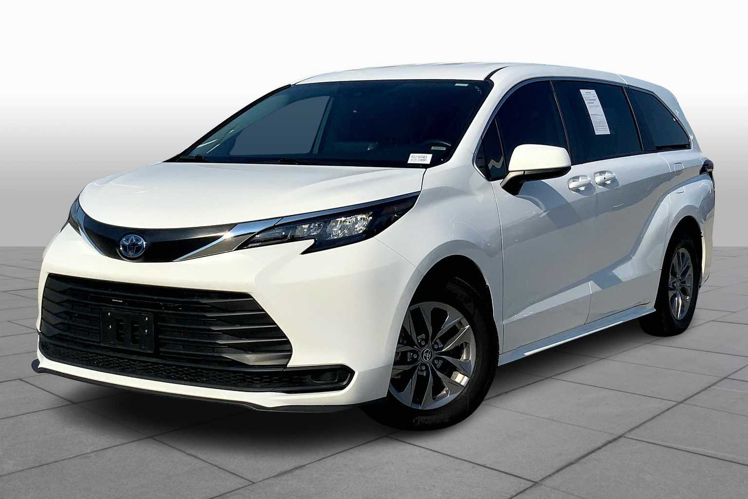 Pre-Owned 2024 Toyota Sienna LE Mini-van, Passenger in Denton