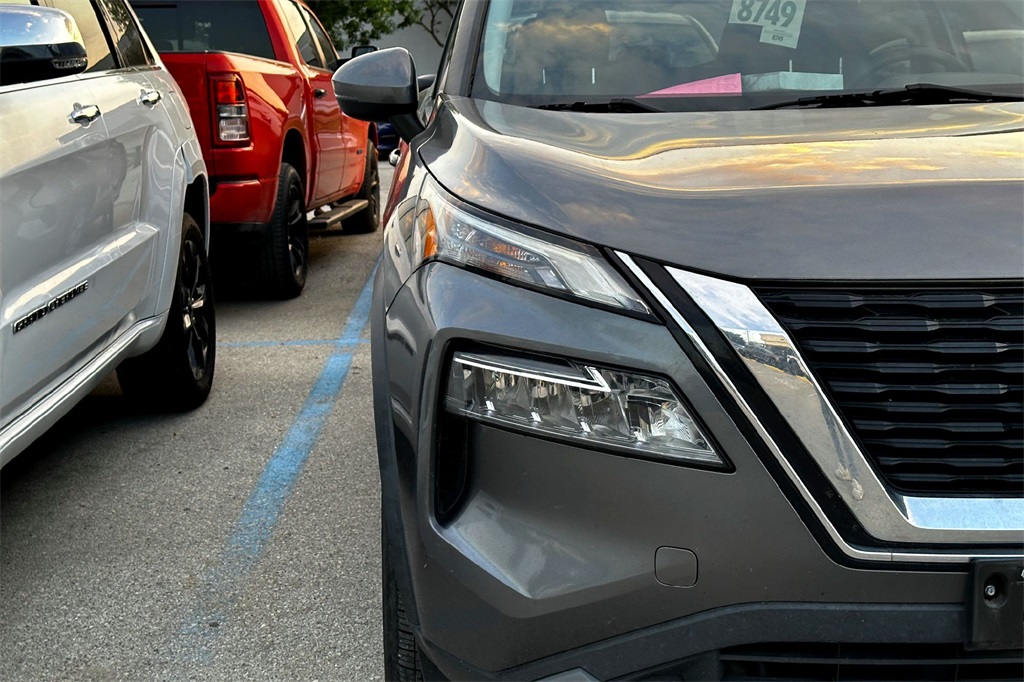 2023 Nissan Rogue SV photo 3