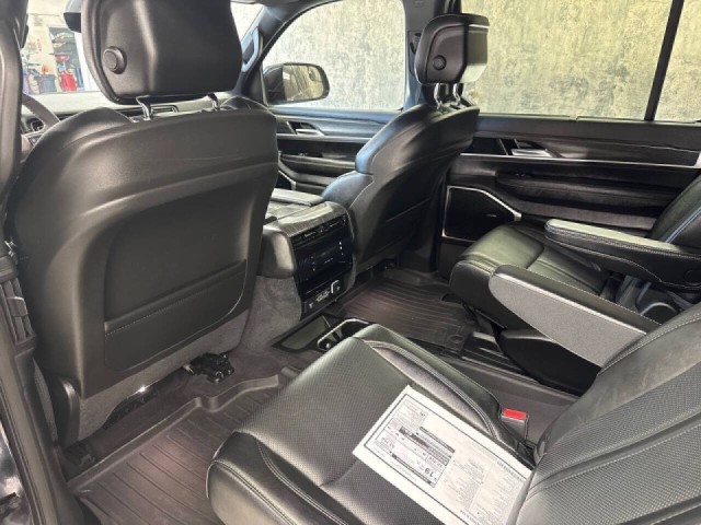 2023 Jeep Wagoneer L Series III photo 2