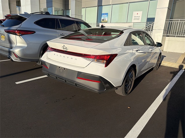 2024 Hyundai Elantra SEL photo 3