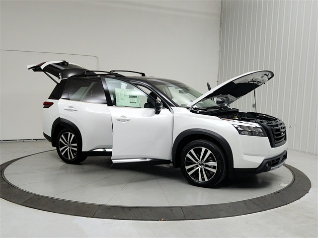 2025 Nissan Pathfinder Platinum photo 8