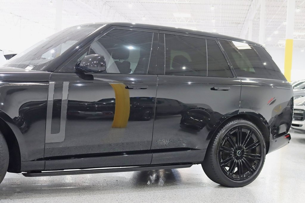 2023 Land Rover Range Rover SE photo 3