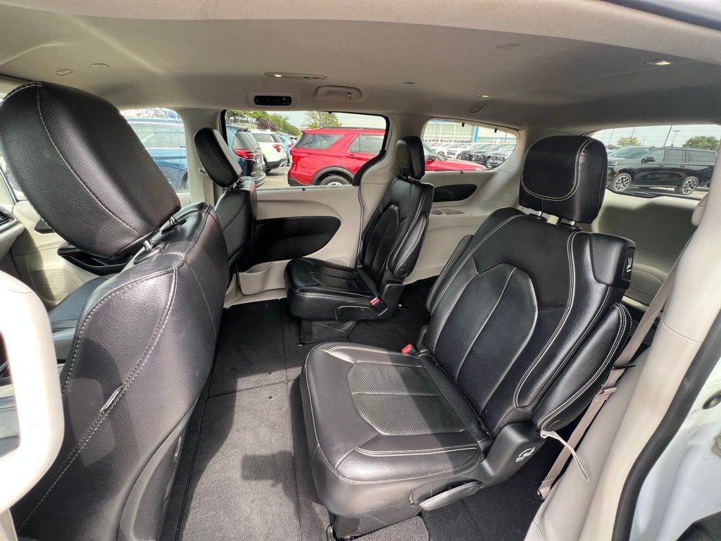 2022 Chrysler Pacifica Touring L photo 16