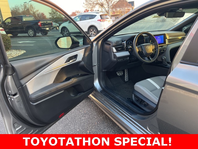 2025 Toyota Camry SE photo 3