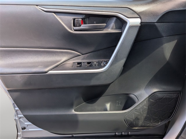 2021 Toyota RAV4 LE photo 11