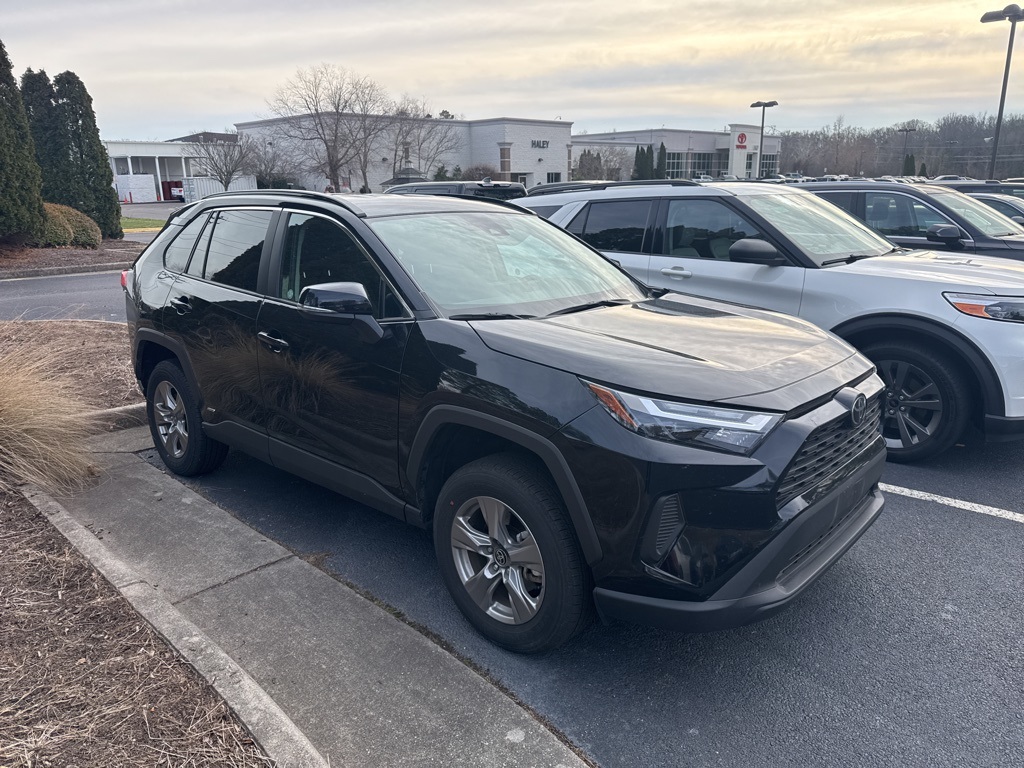 2025 Toyota RAV4 XLE's photo