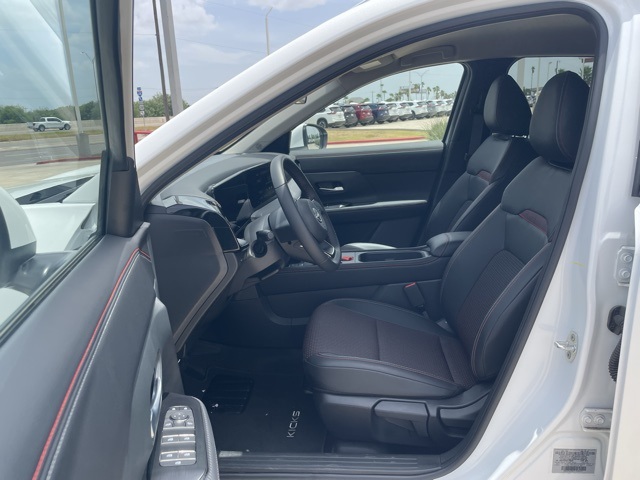 2025 Nissan Kicks SR photo 12