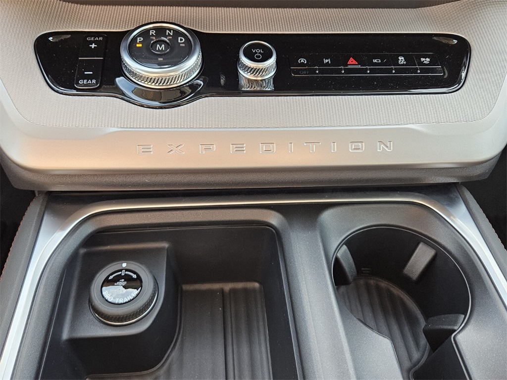 2025 Ford Expedition photo 16