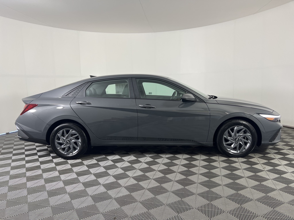 2024 Hyundai Elantra SEL photo 4