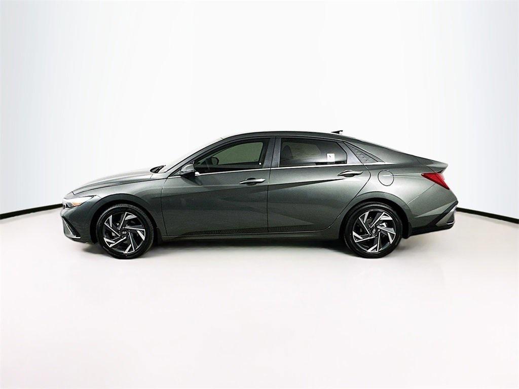 2025 Hyundai Elantra Limited photo 3