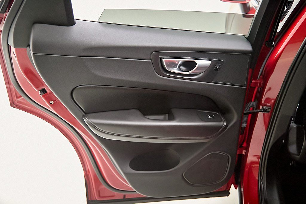 2023 VOLVO XC60 - Image 17