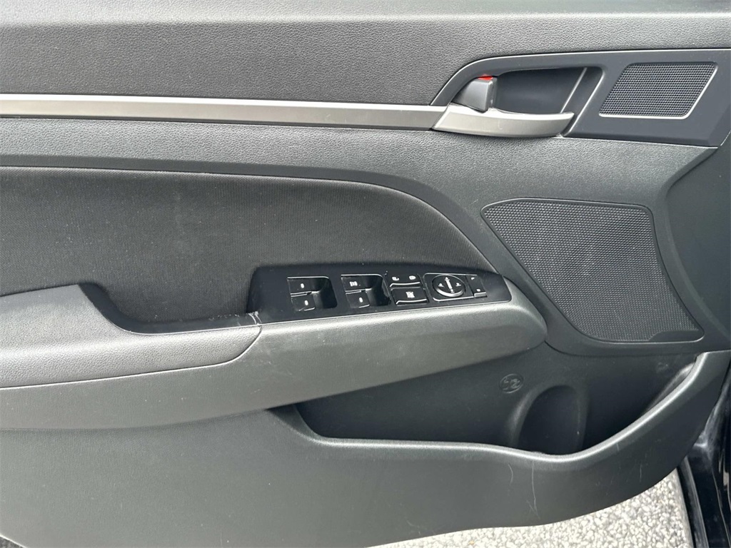 2020 Hyundai Elantra SEL photo 26