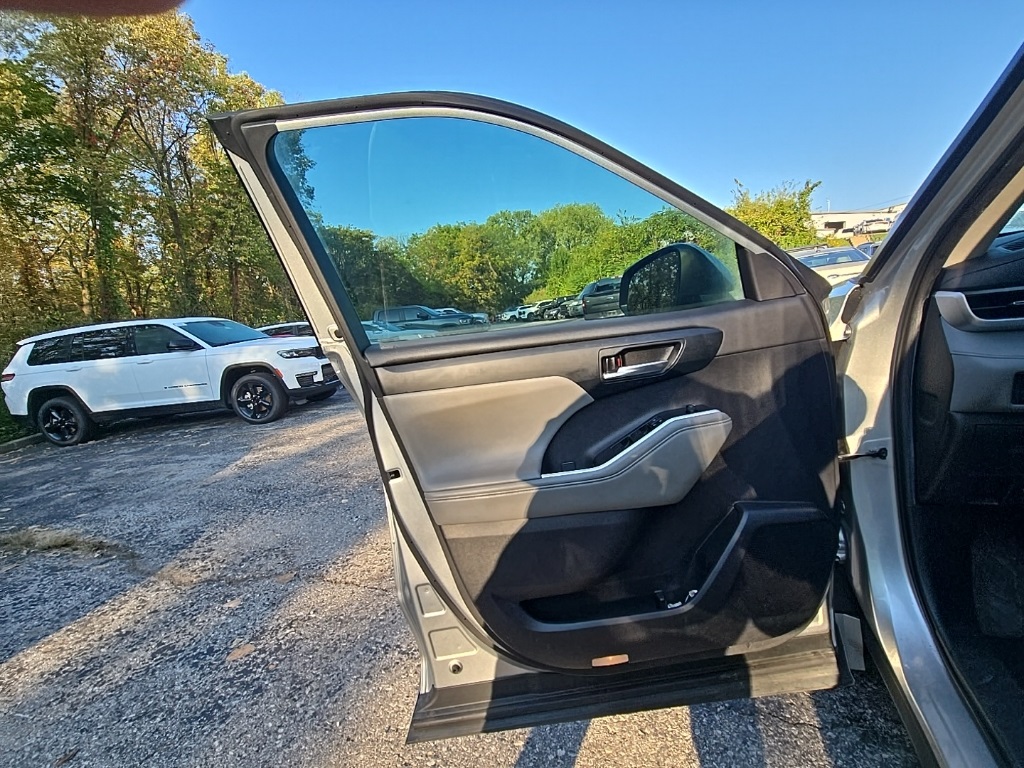 2021 Toyota Highlander XLE photo 20