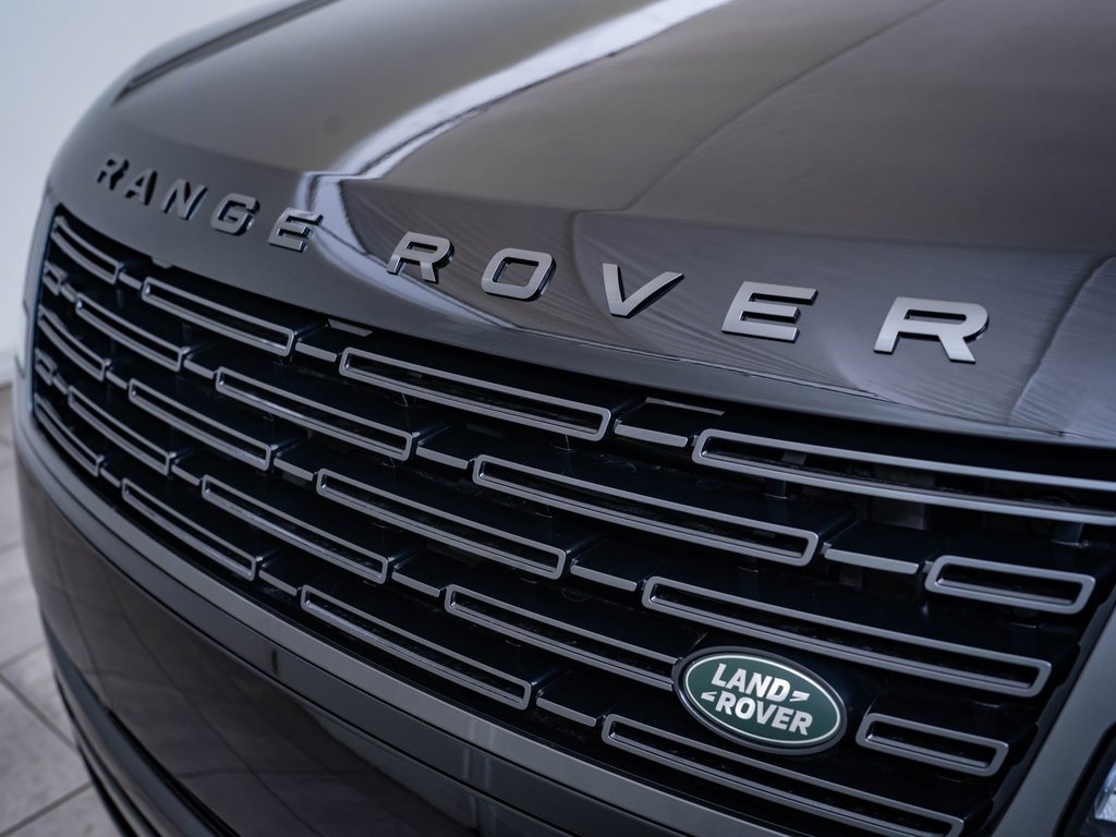 2025 Land Rover Range Rover SE photo 3